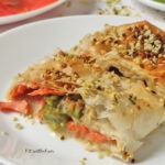Strudel Rustico di Pasta Fillo con Salmone Asparagi e Besciamella
