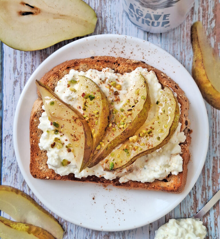 Pane tostato con ricotta, pera e pistacchi